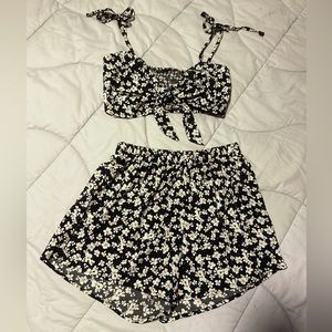 Super cute floral 2 piece shorts & crop top size small.